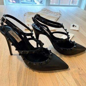VALENTINO GARAVANI Rockstud Leather Ankle-Strap Pumps  Black